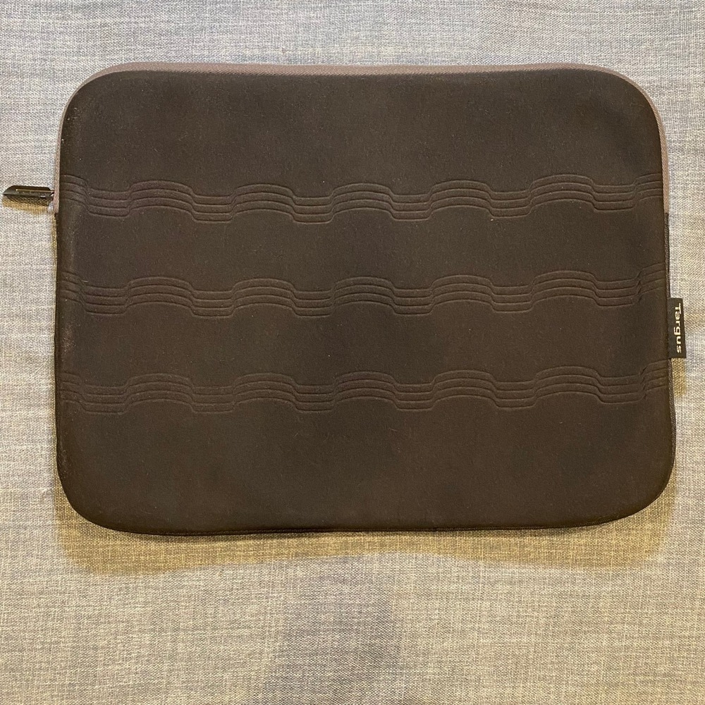 Targus Neoprene Laptop Sleeve Case Dark Gray Black Wavy Design Zipper Closure